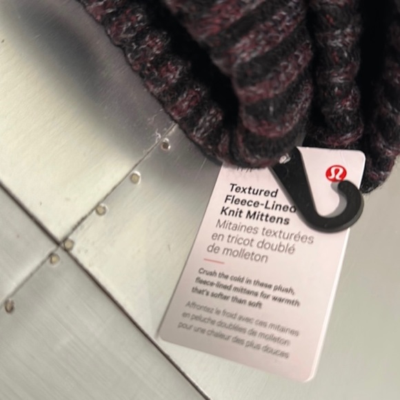lululemon Women's Textured Fleece-Lined Knit Mittens cassis black/dark XS/S NWT - Picture 3 of 5